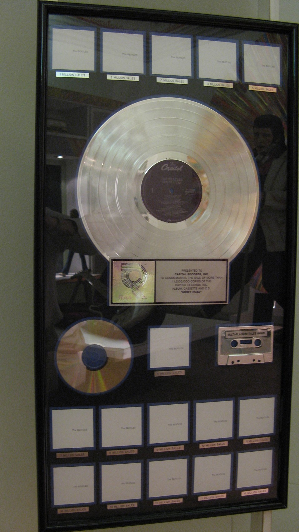 n_09- Disco di platino per la vendita di oltre 16 milioni di copie dell'album dei Beatles 'The Beatles' (White Album).jpg